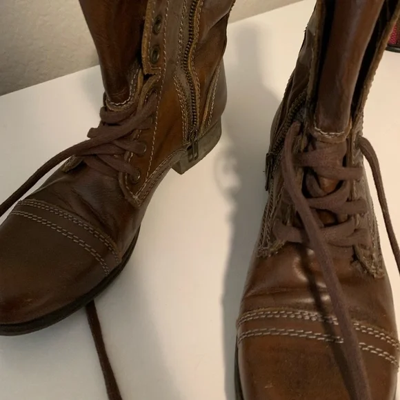 Brown Steve Madden combat boots - Picture 2 of 5